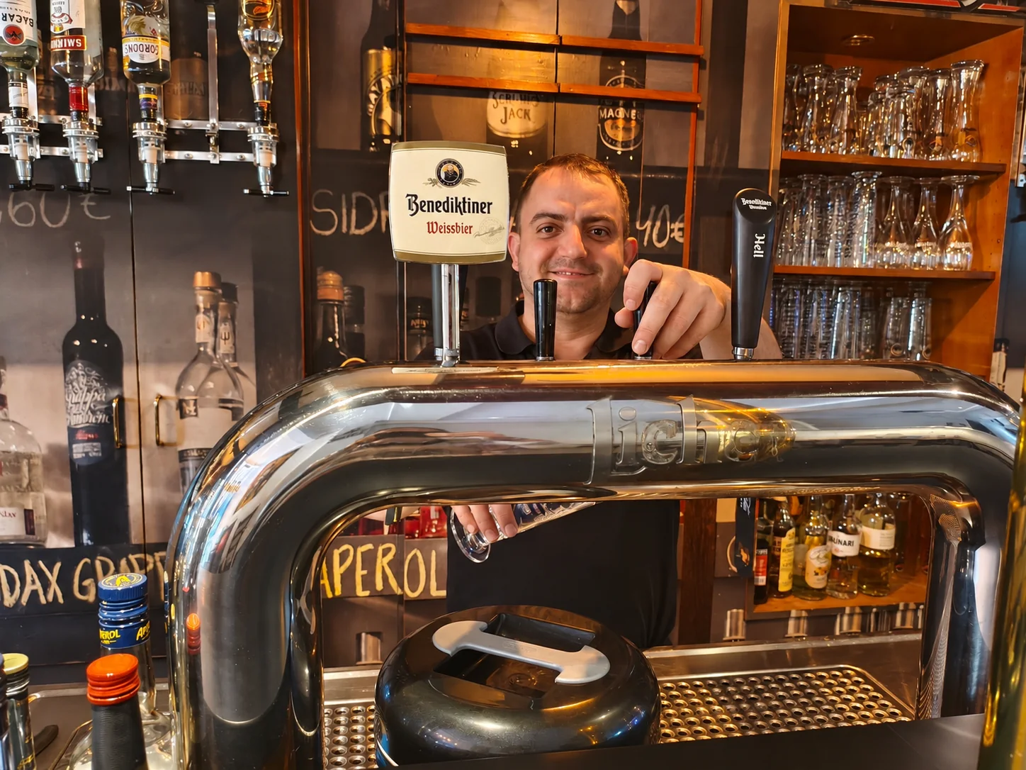 Unser Gastgeber hinter der Cheers-Theke
