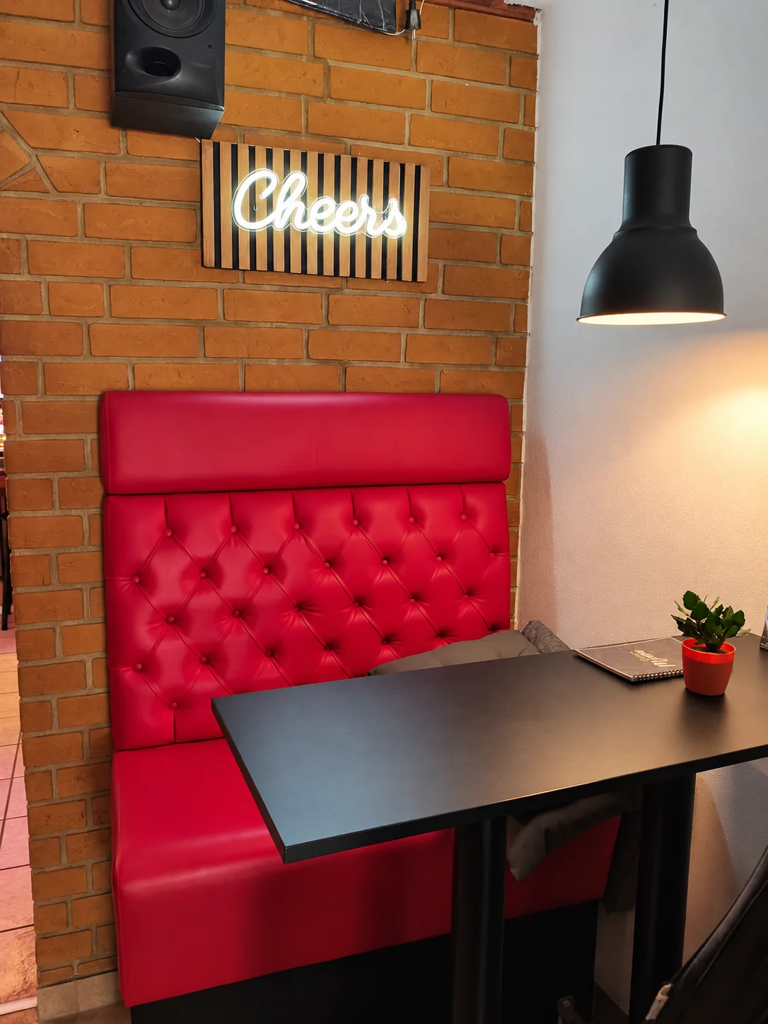 Die rote Sitzbank mit Cheers-Schriftzug