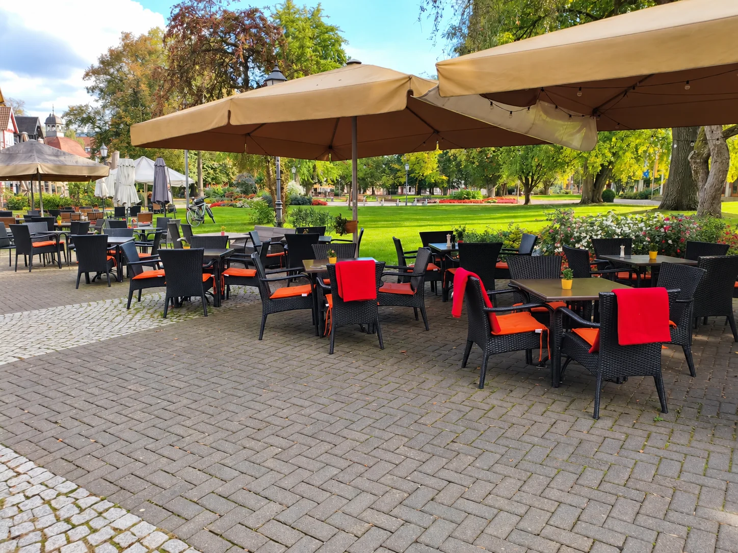 Die Außenplätze im Cheers unter großen Sonnenschirmen