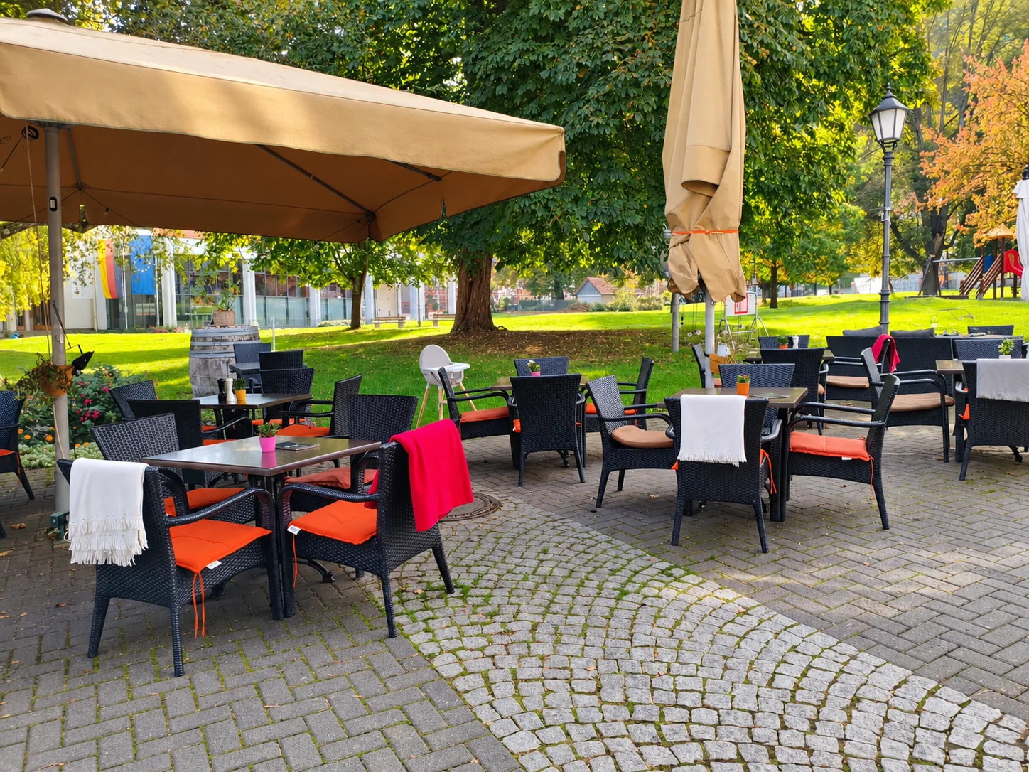 Die Cheers-Terrasse mit Blick ins Grüne