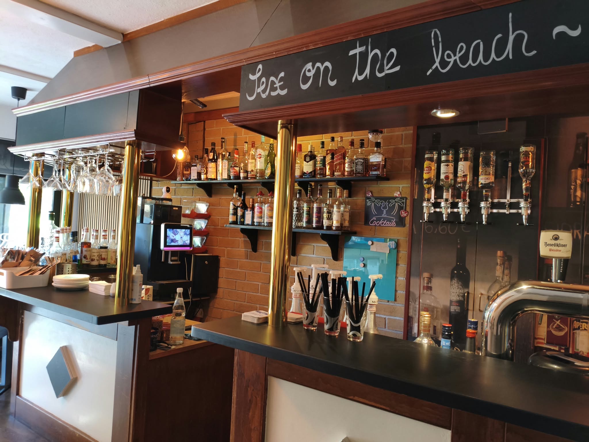 Die Cheers Bar mit Holztheke, Backstein und gemütlichem Licht